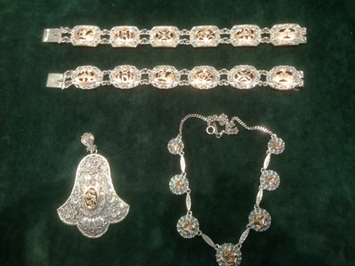 Χαρακτηριστικά δείγματα ροδίτικου  κοσμήματος σε ασήμι 925 και χρυσό 7Κ  με διάφορες πέτρες.  Απεικονίζονται τοπία  της Ρόδου, και το ρόδο της Ρόδου.   Εργαστήριο Χρ. Παπουτσή