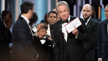 Το «Moonlight» κέρδισε το 'Οσκαρ καλύτερης ταινίας – Σάλος με την λάθος ανακοίνωση του «La La Land»