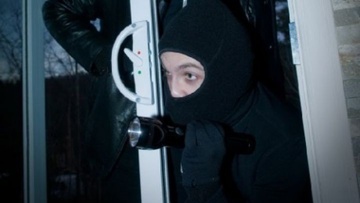 Μπήκε σε σπίτι στην πόλη της Ρόδου από το... παράθυρο και έκλεψε υπολογιστή και πιστωτικές κάρτες