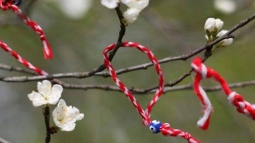 Γιατί την 1η Μαρτίου φοράμε στον καρπό του χεριού μας ένα βραχιολάκι, φτιαγμένο από άσπρη και κόκκινη κλωστή