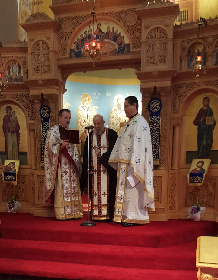 Ο πάτερ Ιωάννης εν μέσω των ιερέων  Παναγιώτη (αριστερά) και Αγγέλου