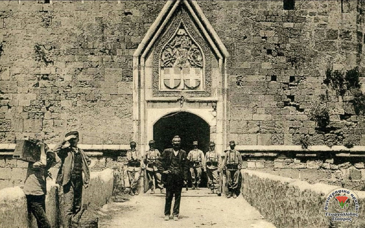 Η φρούρηση της Κόκκινης Πόρτας, από Ιταλούς Στρατιώτες