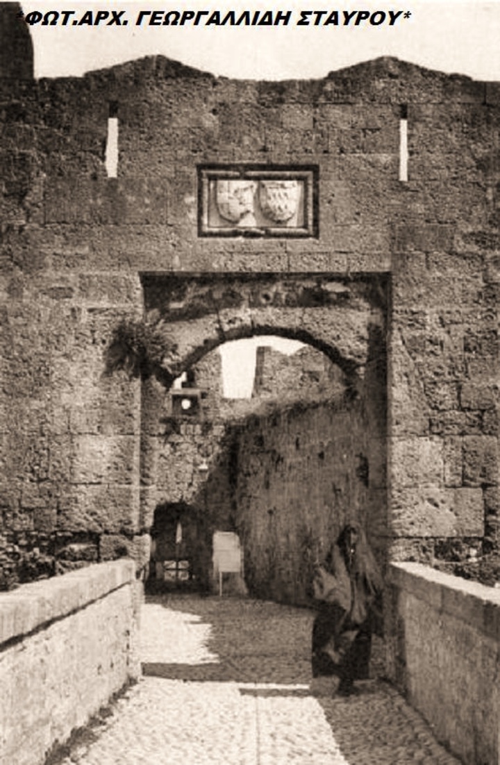 Το σημείο που οδηγεί στην  συνοικία της Κόκκινης Πόρτας