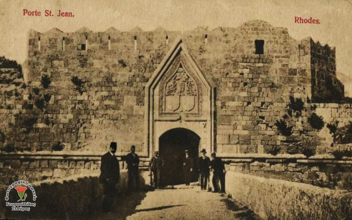 Η Κόκκινη Πόρτα επί Οθωμανικής κατοχής.  Απεικονίζεται ο Τούρκος νομάρχης της Ρόδου.