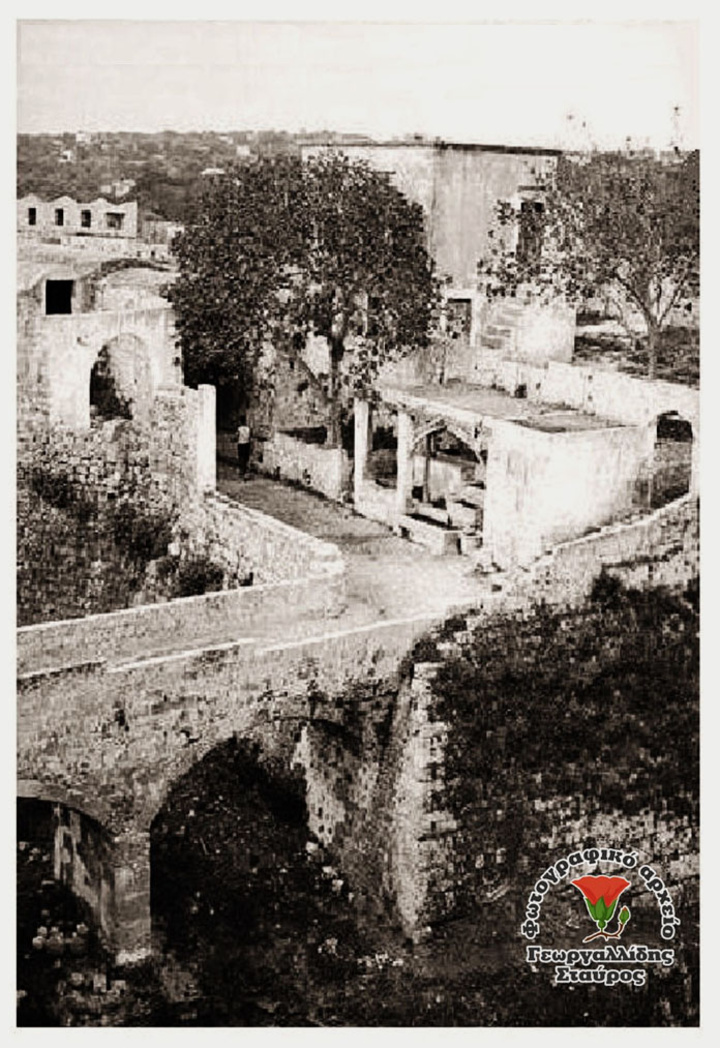 Η εσωτερική πύλη της Κόκκινης Πόρτας, με τη Μουριά