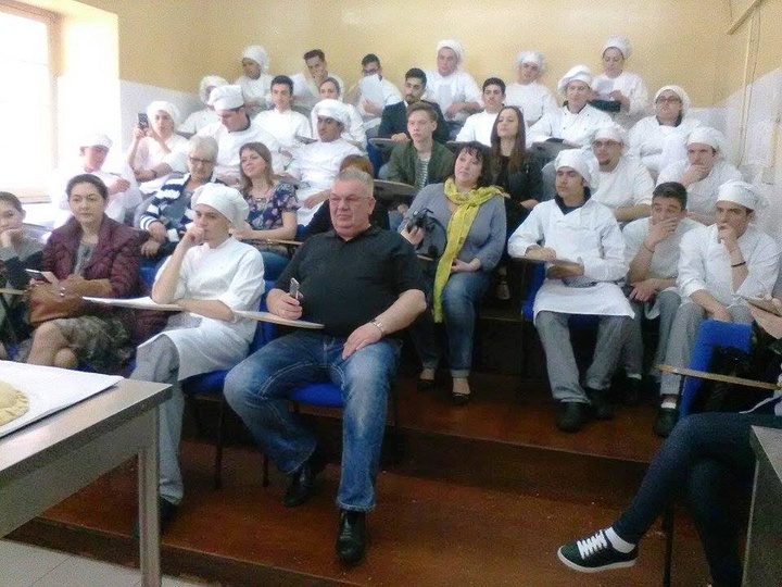 Οι σπουδαστές παρακολουθούν τα στάδια της εργασίας