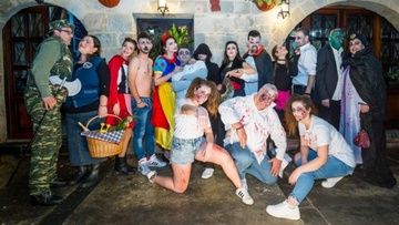 Η παράσταση «Βρυκό(β)λακες και (Γ)λυκάνθρωποι» στο Δημοτικό Θέατρο Ρόδου