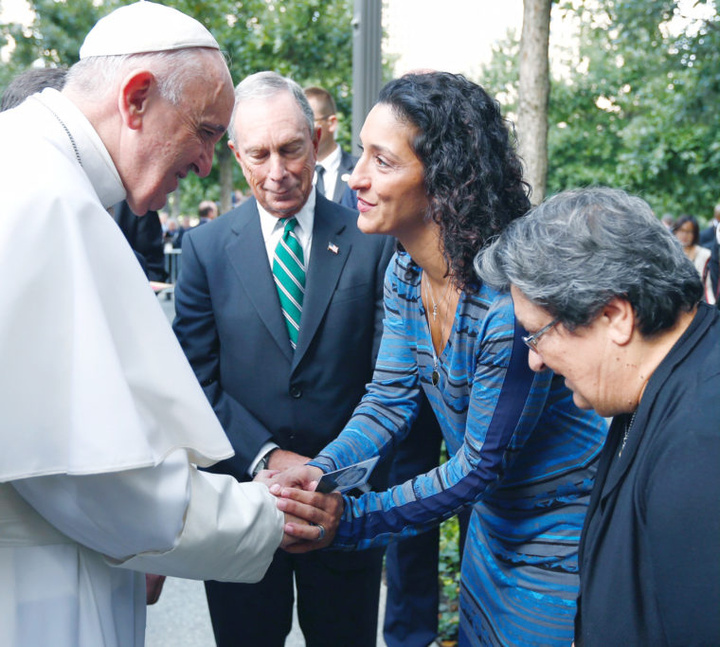 Συνάντηση με τον Πάπα. Δίπλα της, η μητέρα της και ο Μ. Μπλούμπεργκ.