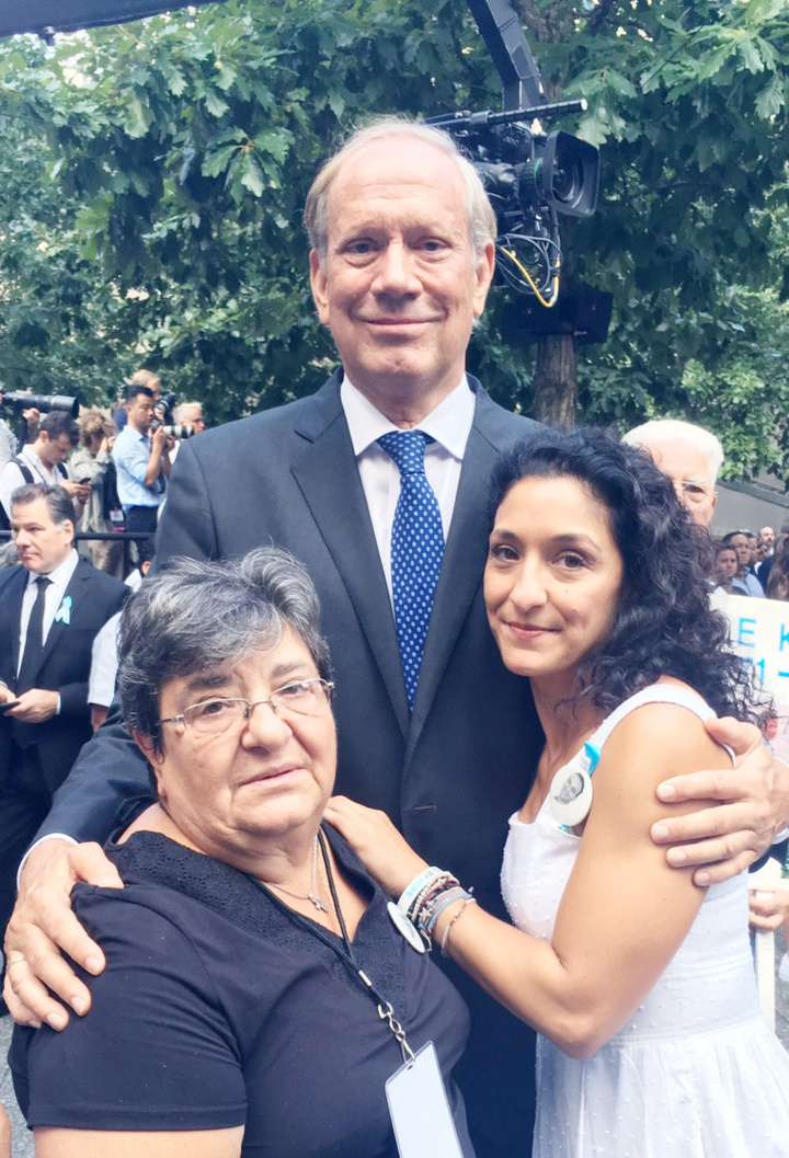 Ο πρώην κυβερνήτης της Νέας Υόρκης, Τζορτζ Πατάκι, με την Ανθούλα Κατσιματίδη και τη μητέρα της.