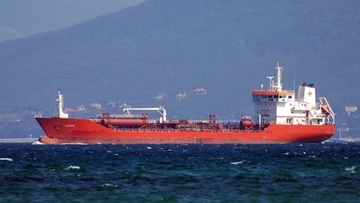 Αύριο αναμένεται στη Ρόδο το ρυμουλκό για το δεξαμενόπλοιο που πήρε φωτιά