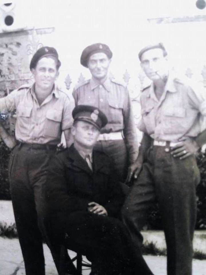 Χαλκίτες πολεμιστές που πήραν μέρος στον β’ παγκόσμιο πόλεμο.  Όρθιοι Αστρινός Ηρακλείδης, άγνωστος, Αντώνης Πατρός  (πατέρας του σημερινού  δημάρχου της Χάλκης) και κάτω  ο Ευάγγελος Ηρακλείδης