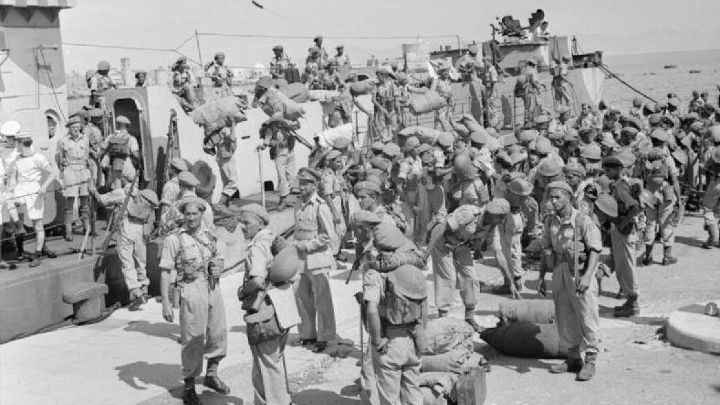 Βρετανικές στρατιωτικές δυνάμεις αποβιβάζονται στο λιμάνι της Ρόδου στις 9 Μαΐου 1945