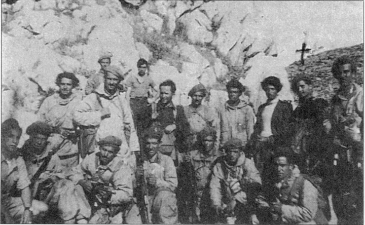 Ιερολοχίτες πανηγυρίζουν στη Σύμη μετά την υπογραφή της παράδοσης των Γερμανών στους Συμμάχους.