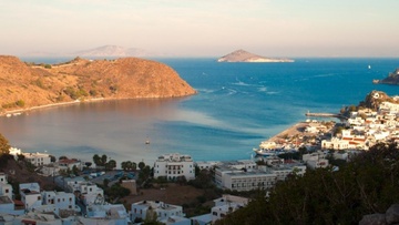 Ο γραφικός οικισμός της Πάτμου γύρω από το λιμάνι