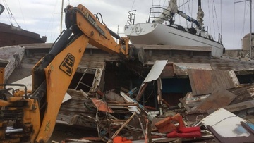 Απομακρύνονται παροπλισμένα και εγκαταλελειμμένα σκάφη από το λιμάνι της Ακαντιάς (φωτορεπορτάζ)