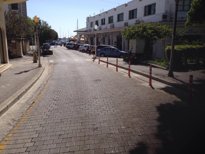  Ο δρόμος στην οδό Γαλλίας μετά την τοποθέτηση από τα ειδικά κολωνάκια που απαγορεύουν τη στάθμευση