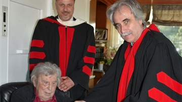 Ο Μίκης Θεοδωράκης  αναγορεύθηκε σε Επίτιμο Διδάκτορα του Ευρωπαϊκού Πανεπιστημίου Κύπρου