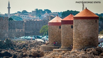 Με τα χρώματα της ελληνικής σημαίας θα φωταγωγηθούν οι τρείς μύλοι της Ρόδου