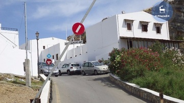 Ανεξέλεγκτη η κατάσταση με τα σταθμευμένα οχήματα στη Λίνδο