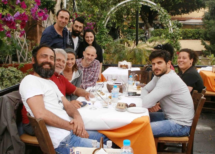 Ο ηθοποιός Ρένος Χαραλαμπίδης με τους συναδέλφους του Χρίστο Σουγάρη, Αλέξανδρο Μυλωνά, Μάνο Γαβρά  και τους Elizabeth Shannon και Karl Theobald έναμεσημέρι στο εστιατόριο “Σαρρής”