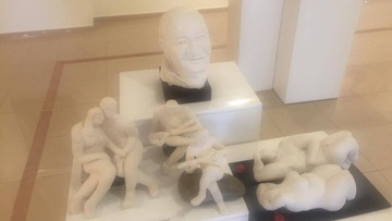 Εντυπωσιασμένος από την έκθεση του Καλλιτεχνικού Εργαστηριού «Πολυχώρος Χαραυγή» ο αντιδήμαρχος Πολιτισμού