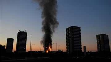 Πυρκαγιά σε πύργο διαμερισμάτων στο Λονδίνο, αγωνία για τους ενοίκους