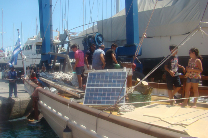 Παιδιά  και εγγόνια  του αείμνηστου Στέργου  Σαββάκη,  καμαρώνουν επί του  σκάφους,  λίγα μόλις λεπτά μετά την καθέλκυσή του  στα ροδίτικα νερά