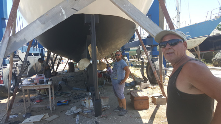 Τα παιδιά του Στέργου Σαββάκη, Γιάννης και Μιχάλης, στέκουν υπερήφανα για τον τελευταίο έλεγχο,  πριν η καρίνα του σκάφους να ακουμπήσει στη θάλασσα