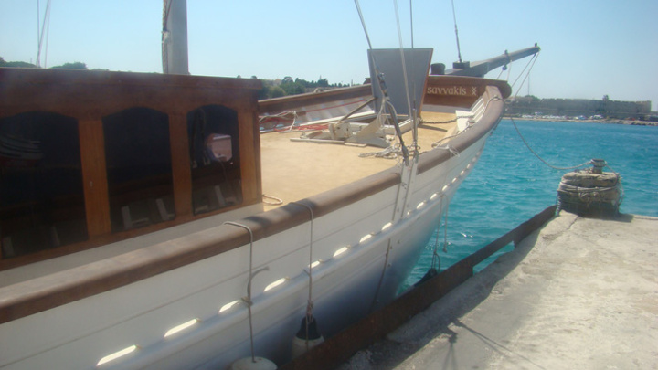 Η πλώρη του υπέροχου χειροποίητου από ροδίτικα χέρια  ιστιοφόρου, λίγα λεπτά μετά την καθέλκυσή του  την περασμένη Παρασκευή