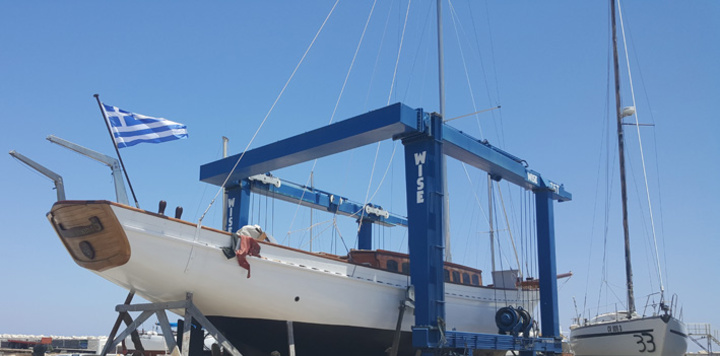 Το ιστιοφόρο, που φτιάχτηκε κομμάτι – κομμάτι στη Ρόδο. Ξεκίνησε πριν από 25 χρόνια από τον Στέργο Σαββάκη  και καθελκύστηκε την περασμένη εβδομάδα από τα παιδιά του