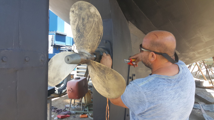 Ο δεύτερος γιος του αείμνηστου  Στέργου Σαββάκη, ο κος Μιχάλης Σαββάκης,  μαστορεύει λίγα λεπτά πριν το σκάφος  να ακουμπήσει στη θάλασσα