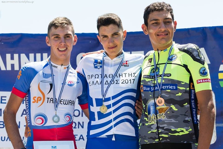 Ο Μιχάλης Τριομμάτης (δεξιά) ήταν «χάλκινος»   στην ατομική χρονομέτρηση Εφήβων