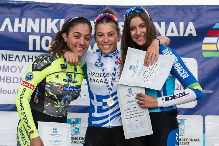 Το ασημένιο μετάλλιο πήρε η Φωτεινή Νικήτα (αριστερά)   στην ατομική χρονομέτρηση Κορασίδων