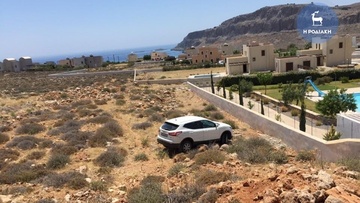 Λίνδος: Ξέχασε να βάλει χειρόφρενο και το αμάξι κατέληξε στα… βράχια