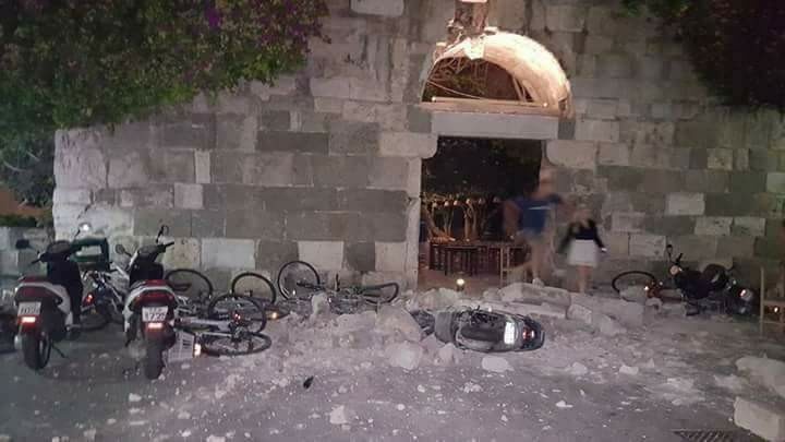 Ατέλειωτη έμοιαζε η διάρκεια της σεισμικής έξαρσης για όσους την έζησαν. Στο συγκεκριμένο σημείο οι πέτρες έπεφταν βροχή από το κτίριο.