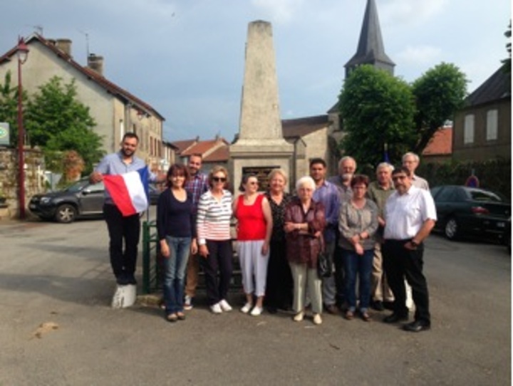 Φωτο στο Μοντέιγ μπροστά στο Ηρώο του Α΄Παγκοσμίου Πολέμου