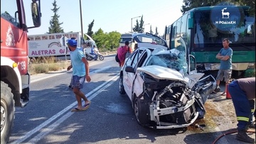 «Σμπαράλια» έγινε αυτοκίνητο από την σύγκρουση με λεωφορείο στη Λάρδο! (φωτορεπορτάζ)