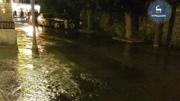 Ρόδος: «Πλημμύρισε» είσοδος πολυκατοικίας από σπασμένο αγωγό