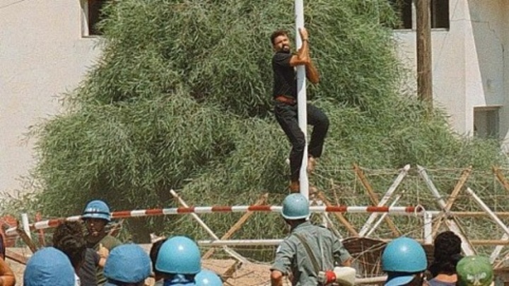 Ο Σολωμός Σολωμού χωρίς ίχνος φόβου στον ιστό της Τούρκικης σημαίας 