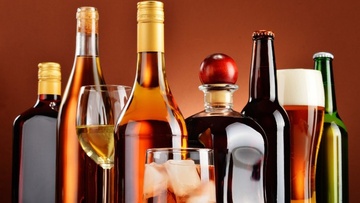 «Έφοδος» του ΣΔΟΕ  σε επιχείρηση της Ρόδου: Κατασχέθηκαν 13.500 φιάλες αλκοολούχων ποτών