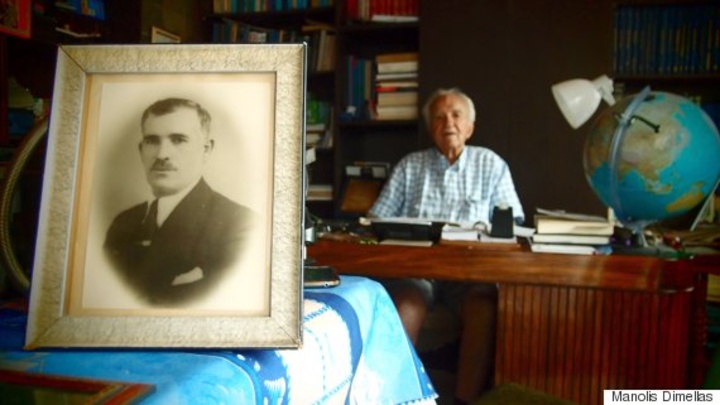 Στην Α/Μ φωτογραφία ο χαμένος θαλαμηπόλος Ηλίας Σκευοφύλακας και στο βάθος ο γιος του, καπετάν Νικήτας Σκευοφύλακας