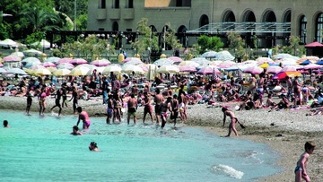 Μεγάλο πρόβλημα στις παραλίες με τους μασέρ και μικροπωλητές