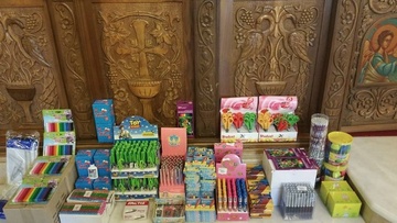 Ιερέας έδωσε σχολικά είδη σε 41 παιδιά της Ενορίας