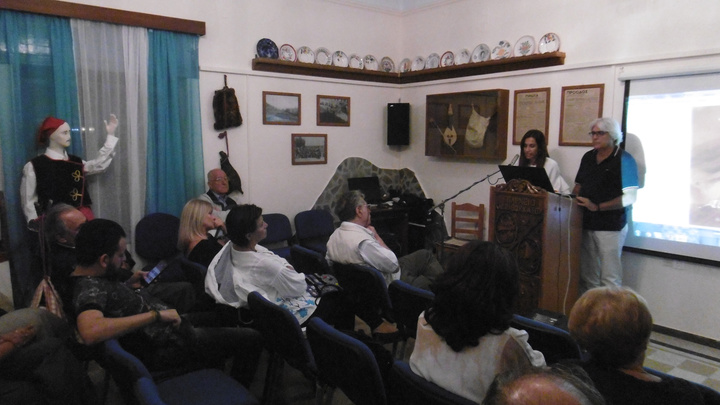 Ο συγγραφέας κ. Νίκος Κωνσταντινίδης απευθύνεται στο κοινό και η δασκάλα κ. Καλλιόπη Ιωαννίδου διαβάζει χαρακτηριστικά αποσπάσματα από το βιβλίο. 