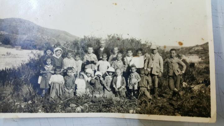 Αναμνηστική φωτογραφία από το δημοτικό σχολειό Μονολίθου όπου υπηρέτησε