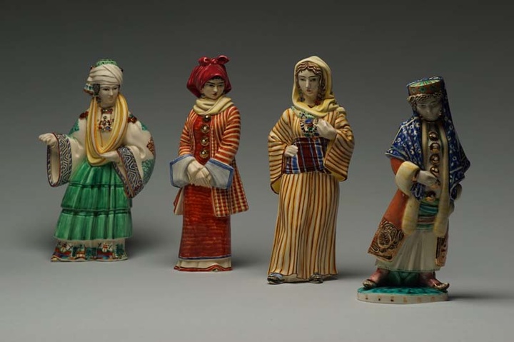 Κεραμικές γυναικείες φιγούρες ICARO Rodi, ντυμένες με στολές της Δωδεκανήσου. Από αριστερά, Αστυπάλαια, Σύμη, Κάλυμνος, Καστελλόριζο.