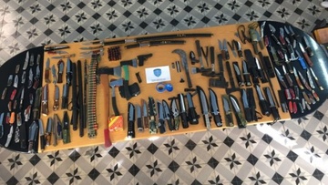 Με 95 μαχαίρια, ξίφη, τσεκούρια και ένα πιστόλι, συνελήφθη 27χρονος στο λιμάνι της Ρόδου!