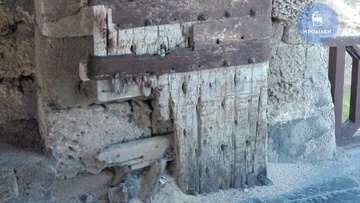 Μισή έμεινε η Κόκκινη Πόρτα!