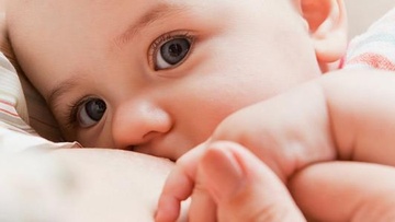 Μητρικός θηλασμός: Πώς επηρεάζει τα δόντια του μωρού  