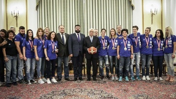 Ο Παυλόπουλος υποδέχθηκε τα «χρυσά» κορίτσια της εθνικής ομάδας κωφών